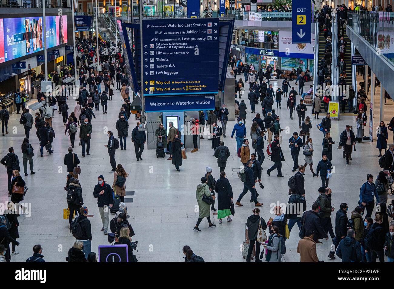 WATERLOO LONDON, GROSSBRITANNIEN. 24. Februar 2022. Am frühen Morgen kommen Pendler während der Hauptverkehrszeit an einer geschäftigen Waterloo-Station an dem Tag an, an dem alle verbliebenen Covid-Beschränkungen am sogenannten Freedom Day aufgehoben werden. Die Regierung hat die gesetzliche Verpflichtung zur Selbstisolierung beendet, wenn sich Menschen mit Coronavirus infiziert haben, wird einfach geraten, die Krankheit nicht weiterzugeben und das Tragen von Gesichtsmasken ist nicht mehr für alle öffentlichen Verkehrsmittel obligatorisch. Kredit: amer ghazzal/Alamy Live Nachrichten Stockfoto