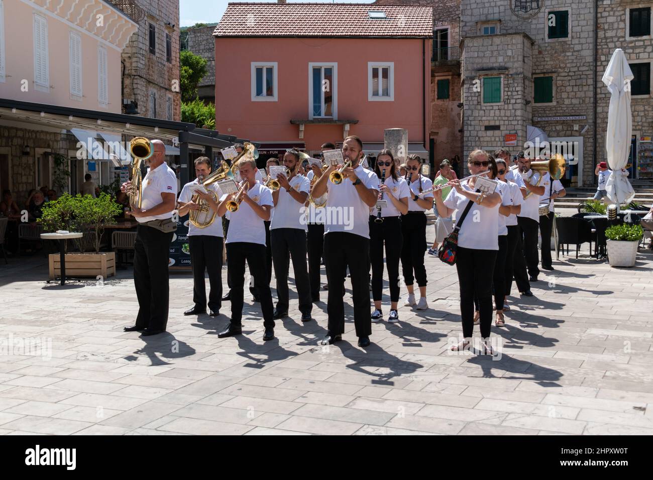 Konzert des Orchesters auf dem Platz der kroatischen Nationalen Wiedergeburt in Jelsa auf der Insel Hvar in Kroatien Stockfoto