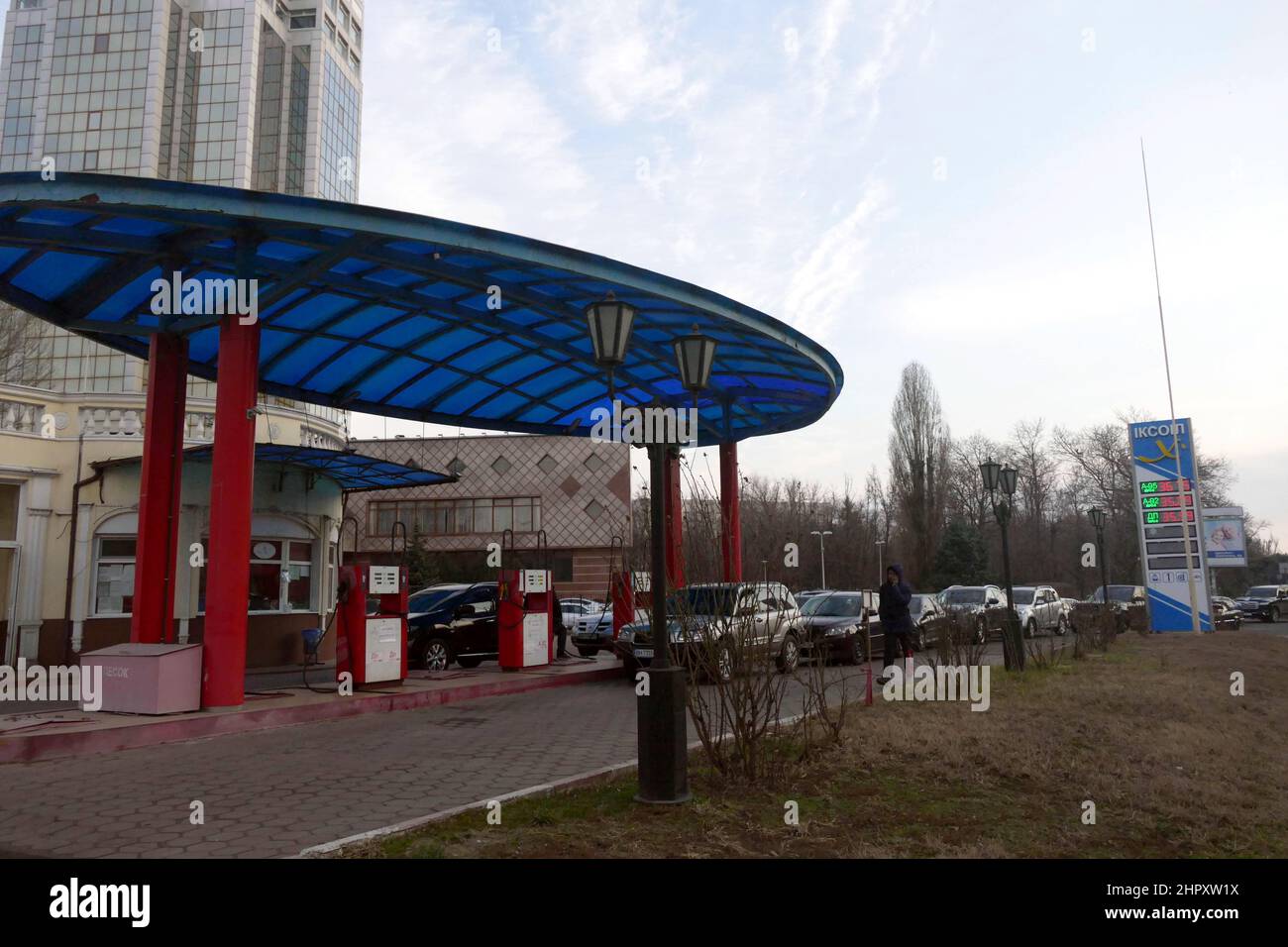 ODESA, UKRAINE - 24. FEBRUAR 2022 - Autos stehen vor einer Tankstelle in Odesa, Südukraine. Stockfoto