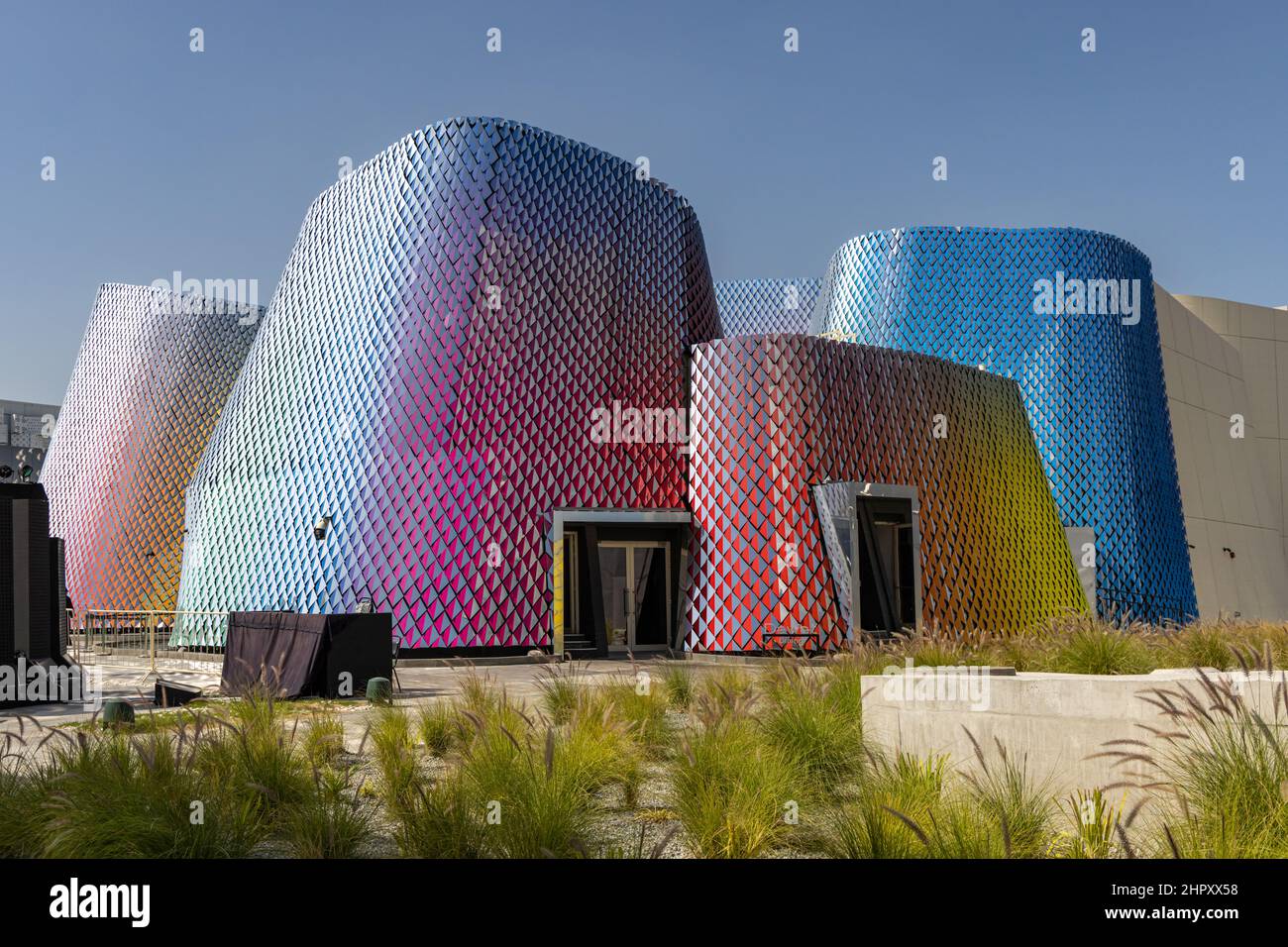 Schöne und farbenfrohe Fassade des Pakistan Pavilion im Opportunity District auf der Dubai EXPO 2020 in den Vereinigten Arabischen Emiraten. Stockfoto