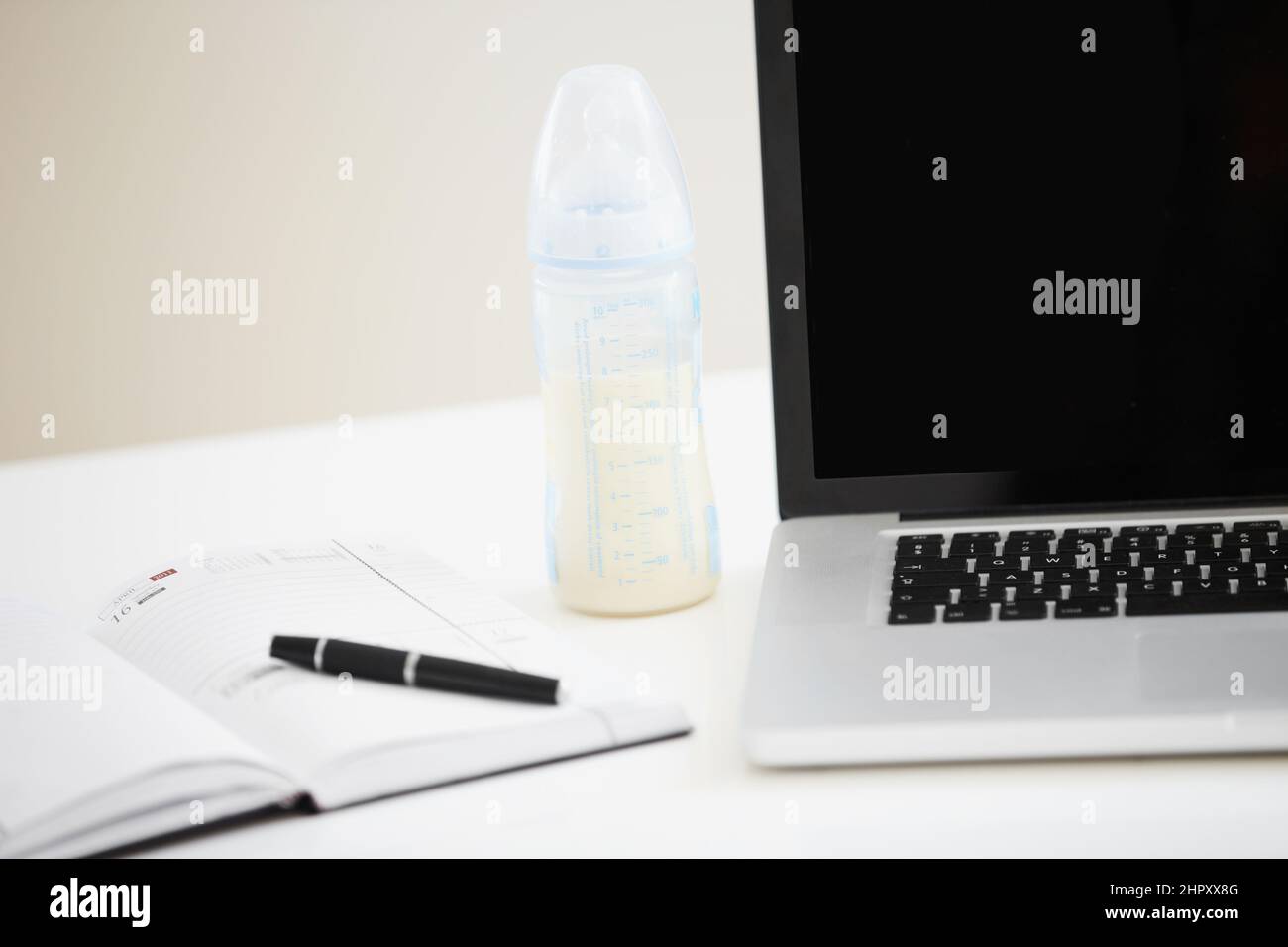 Es gibt immer etwas, das getan werden muss Zugeschnittenes Bild eines Laptops mit einem offenen Tagebuch daneben. Stockfoto