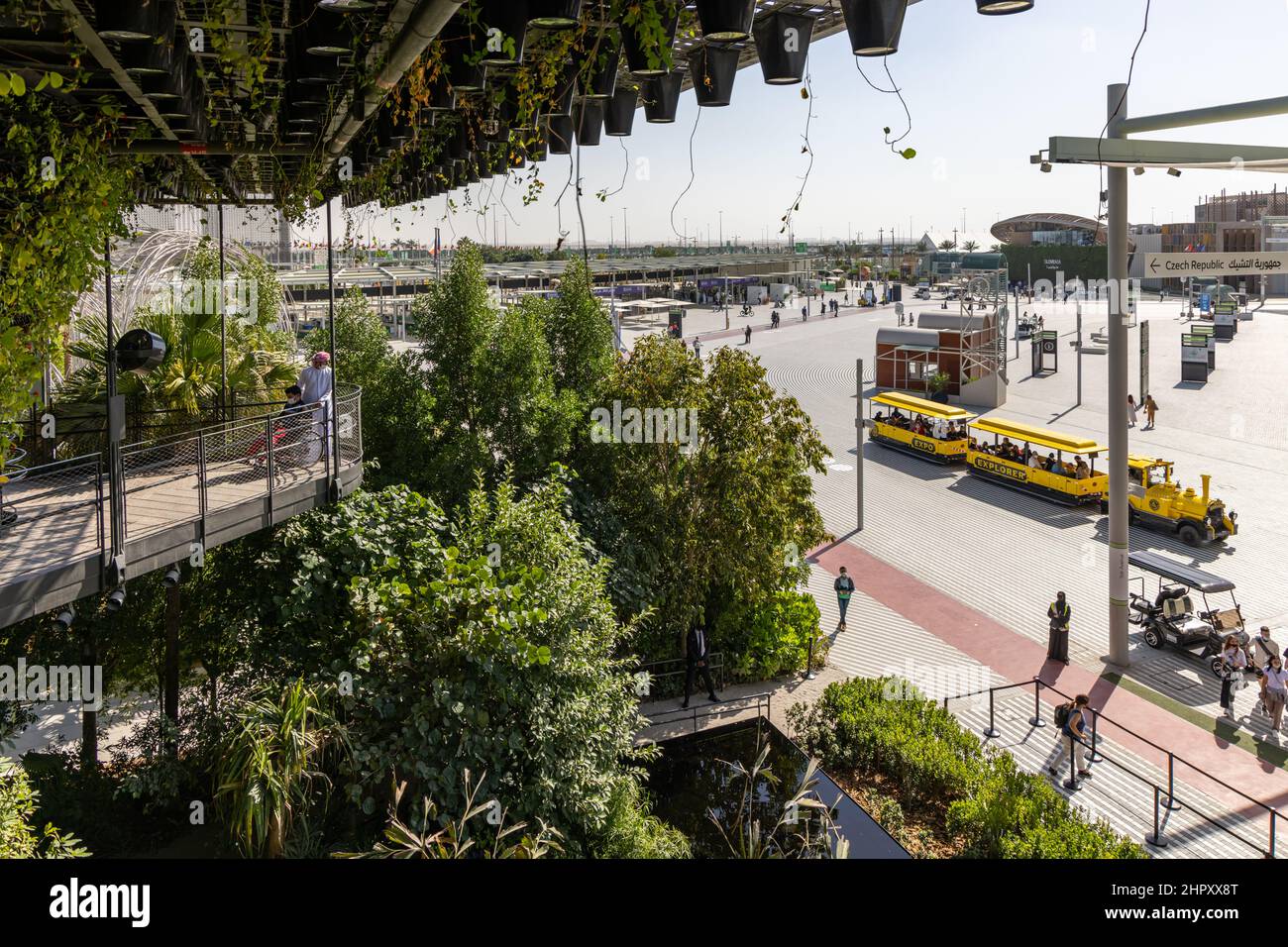 Blick vom wunderschönen, von der Natur inspirierten Singapore Pavilion im Sustainability District auf der Dubai EXPO 2020 in den VAE. Stockfoto
