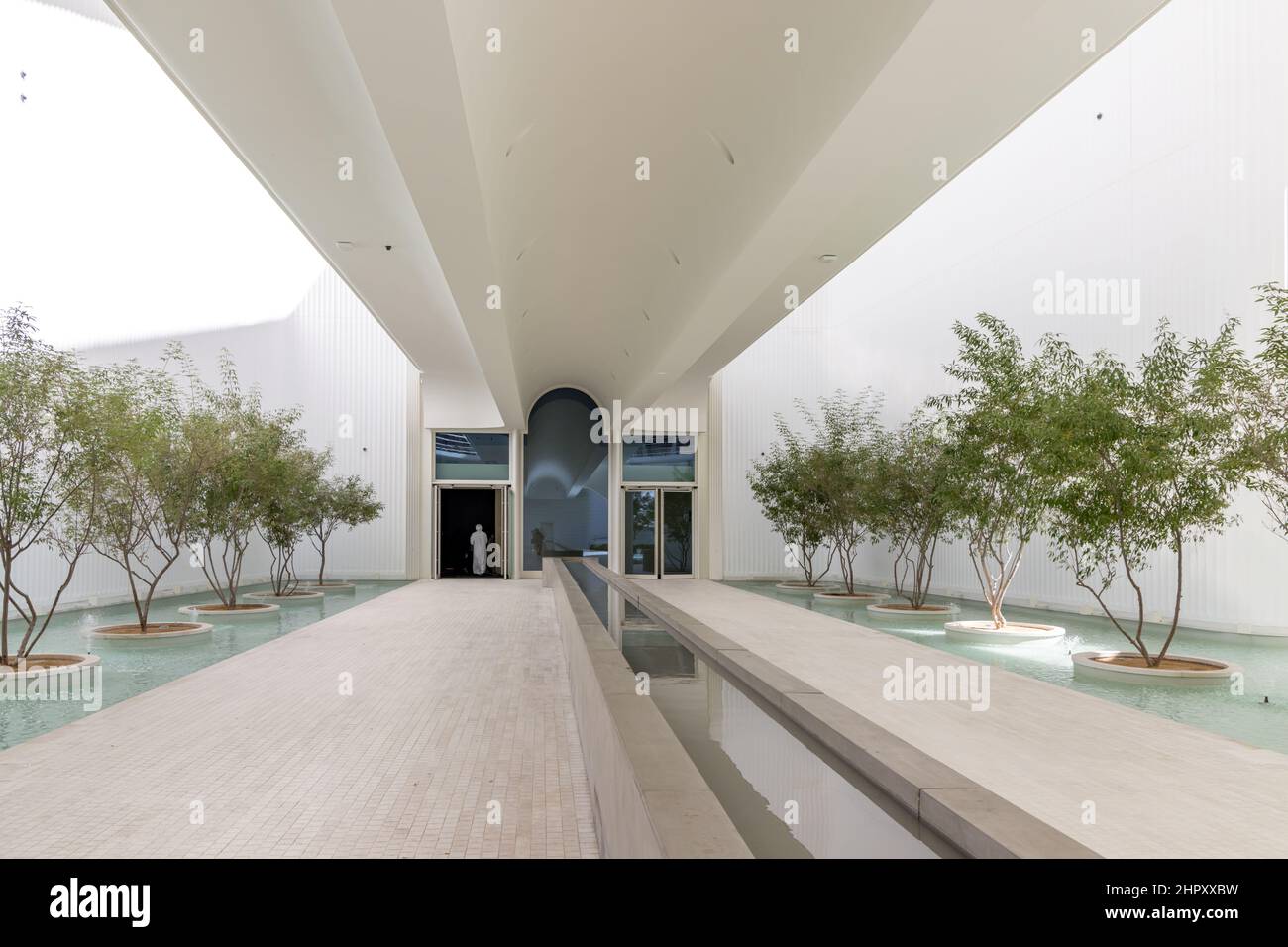 Gehweg und ein-/Ausgang des Pavillons der Vereinigten Arabischen Emirate und des größten Pavillons auf der Dubai Expo 2020, Vereinigte Arabische Emirate. Stockfoto