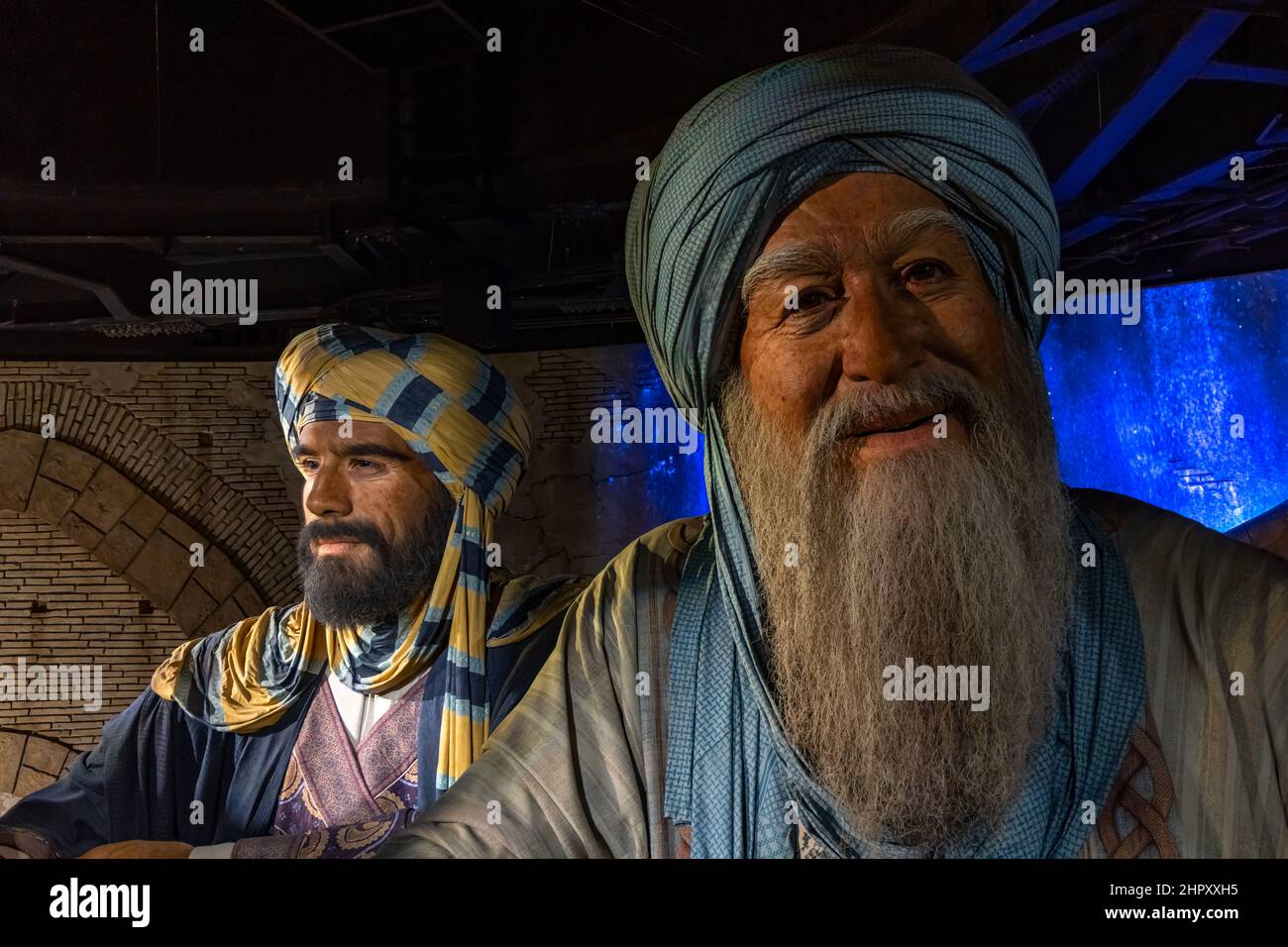 Riesige Statuen von arabischen Schlüsselfiguren in der Geschichte der Exploration Al Bakri, Ibn Battuta und Ibn Majid, Mobility Pavilion, Dubai Expo 2020, VAE Stockfoto