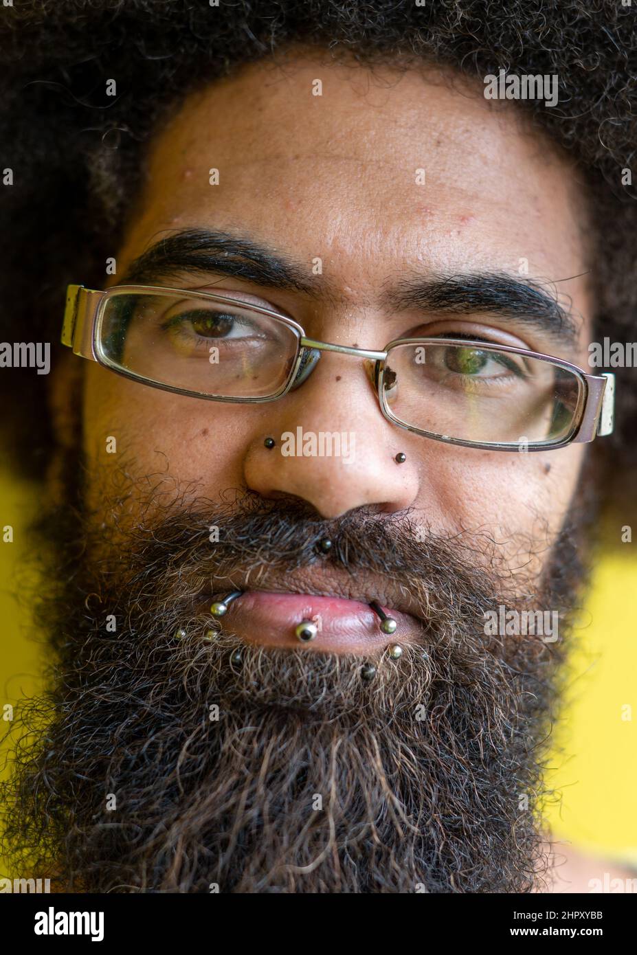 Nahaufnahme eines Mannes mit durchbohrten Lippen Stockfoto