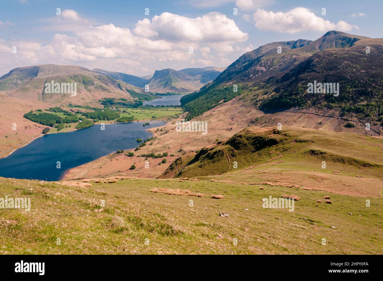 Blick auf Crummock Water, Buttermere und die umliegenden Fjells des Buttermere Valley im Lake District in Cumbria, England. Stockfoto