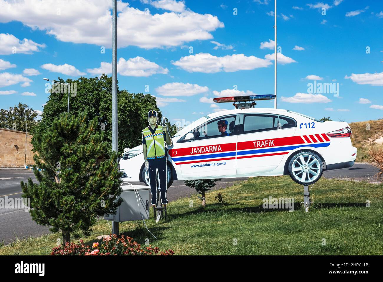 19. Juni 2021, Türkei, Uchisar. Verkehrskontrolle. Gendarm aus Pappe auf dem Hintergrund eines gefälschten Polizeiautos. Stockfoto