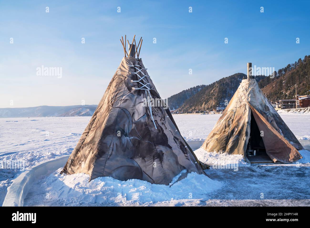 Wohnung der indigenen Völker im Norden der Nenzen am Baikal im Winter. Stockfoto