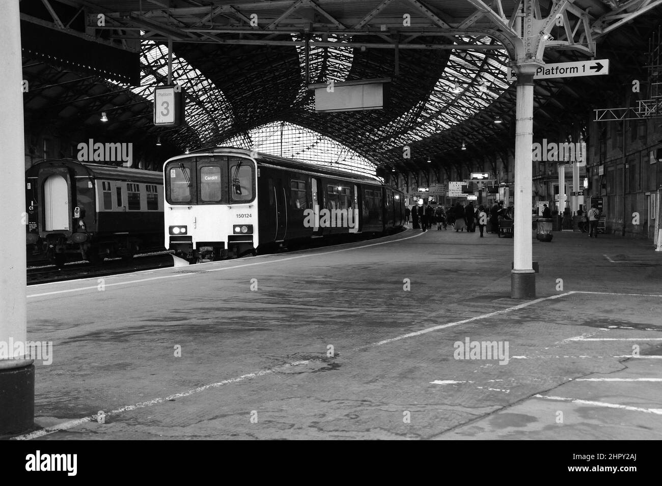 '150124' auf Bahnsteig 3 der Bristol Temple Meads mit Taunton - Cardiff Central Service. Stockfoto