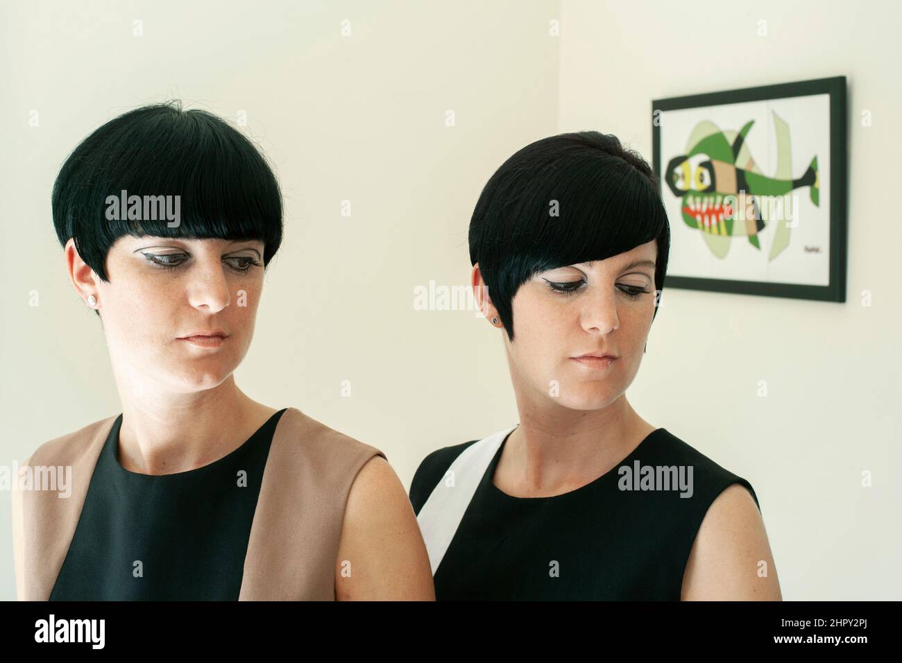 Schöne eineiige Schwestern Zwillinge. Stockfoto