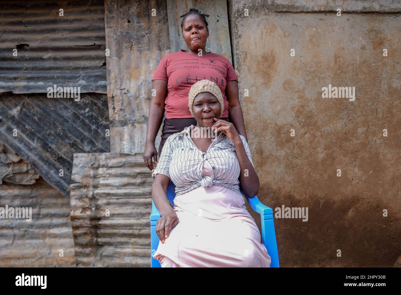 In den Slums von Kibera sitzen Frauen auf der Straße. Stockfoto