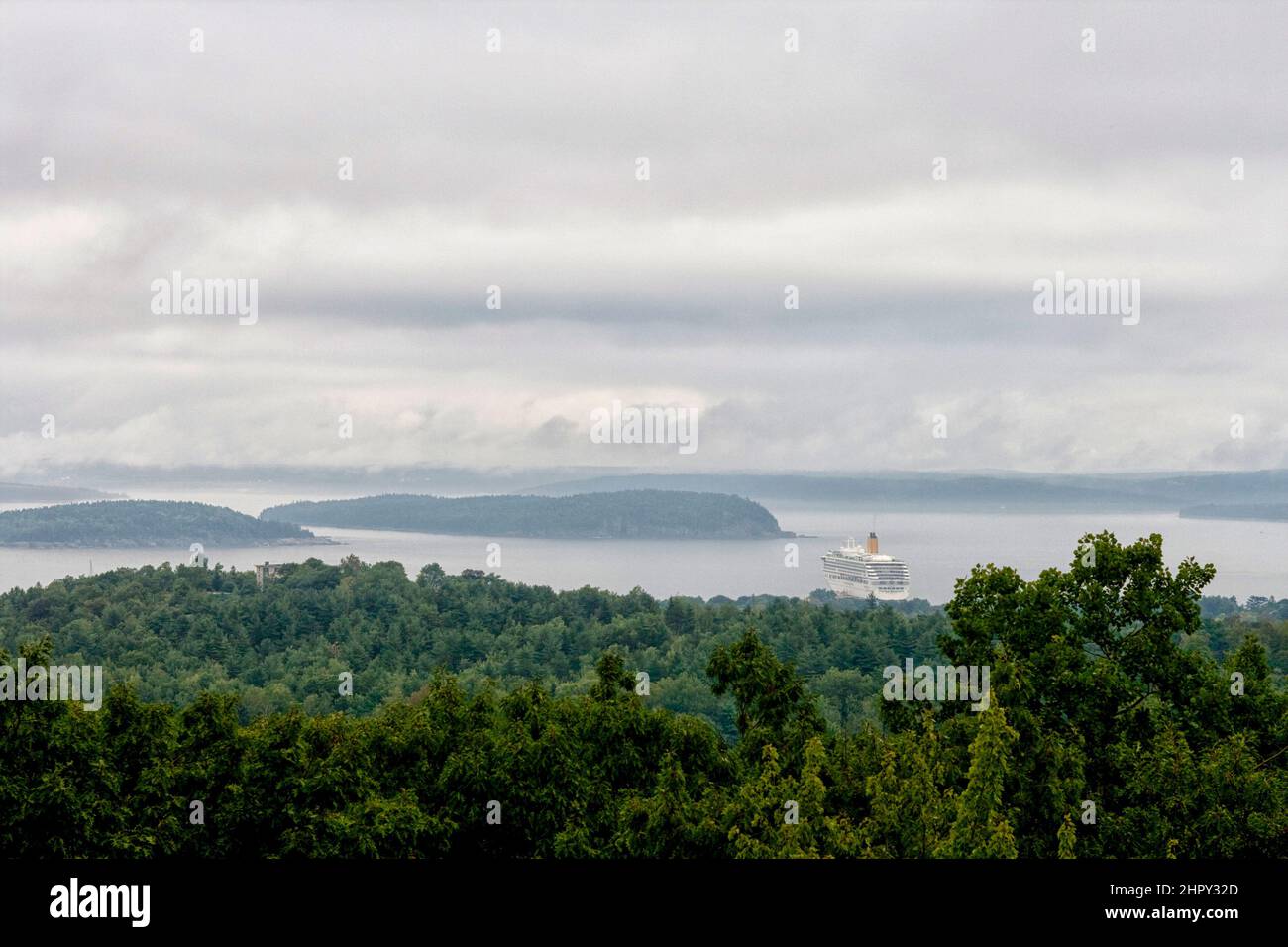 Blick auf Frenchman Bay, Kahl und Lange Porcupine Porcupine Insel Insel, von Cadillac Mountain an einem bewölkten Tag, Mount Desert Island, Acadia Nationa Stockfoto