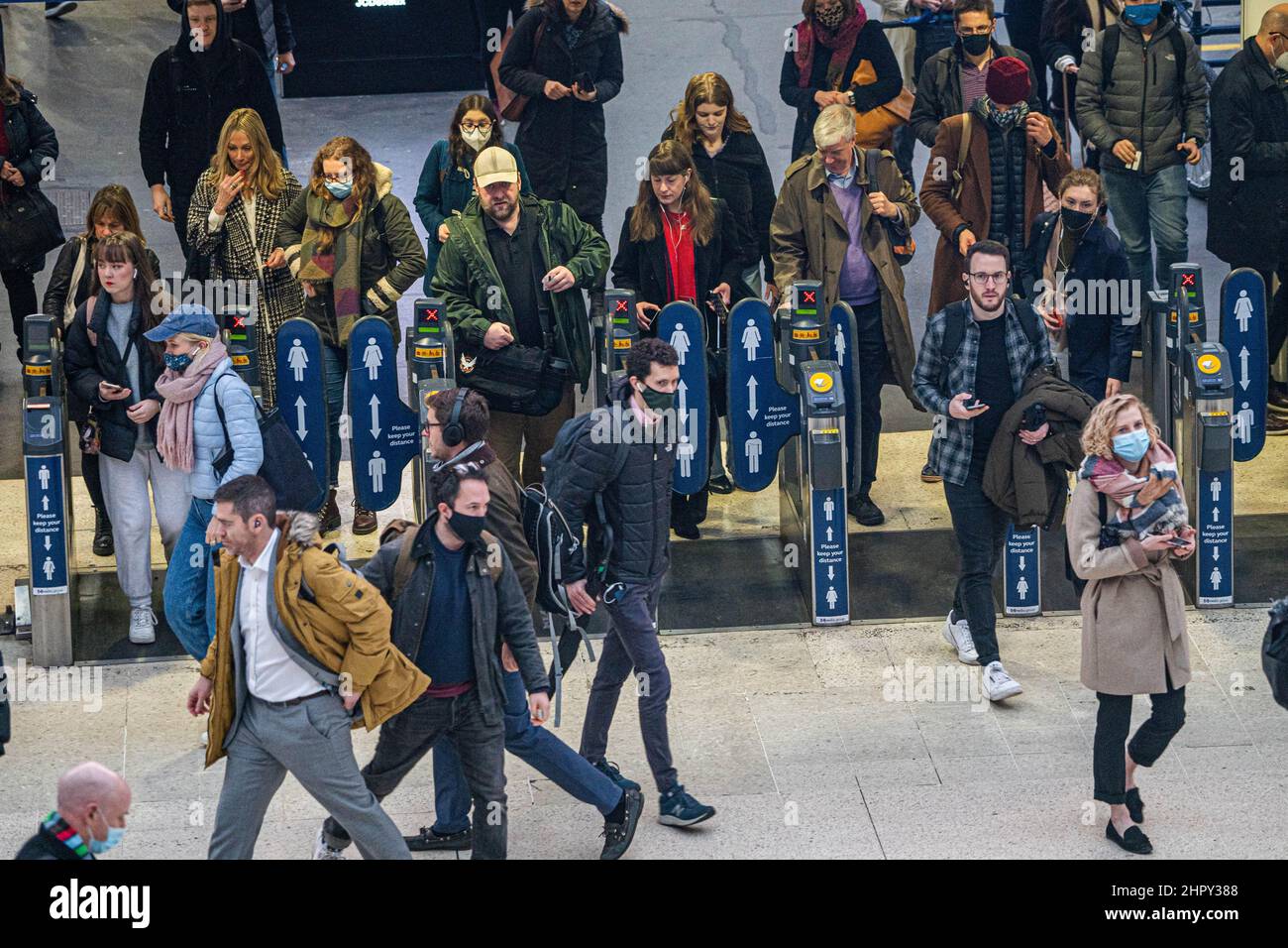 WATERLOO LONDON, GROSSBRITANNIEN. 24. Februar 2022. Am frühen Morgen kommen Pendler während der Hauptverkehrszeit an einer geschäftigen Waterloo-Station an dem Tag an, an dem alle verbliebenen Covid-Beschränkungen am sogenannten Freedom Day aufgehoben werden. Die Regierung hat die gesetzliche Verpflichtung zur Selbstisolierung beendet, wenn sich Menschen mit Coronavirus infiziert haben, wird einfach geraten, die Krankheit nicht weiterzugeben und das Tragen von Gesichtsmasken ist nicht mehr für alle öffentlichen Verkehrsmittel obligatorisch. Kredit: amer ghazzal/Alamy Live Nachrichten Stockfoto