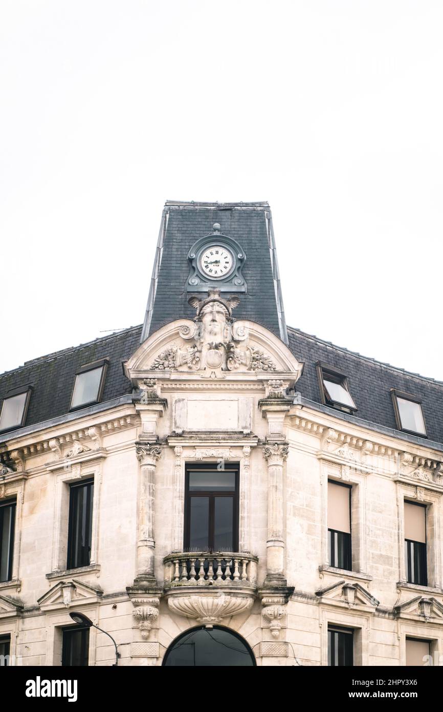 Fassade eines typischen französischen Gebäudes in Cognac, Frankreich Stockfoto