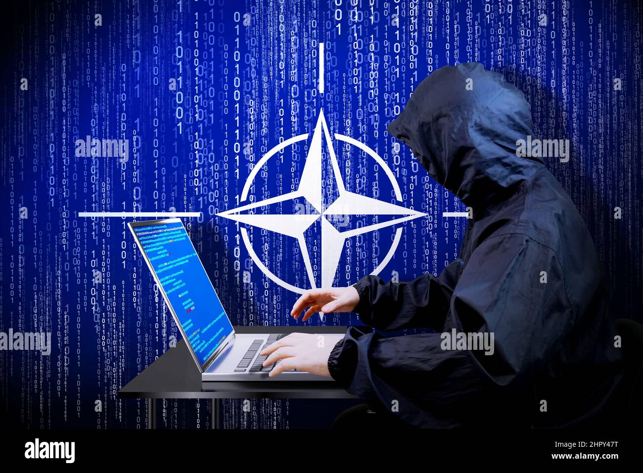 Anonymer Hacker mit Kapuze, Flagge der NATO, Binärcode - Cyberangriffskonzept Stockfoto