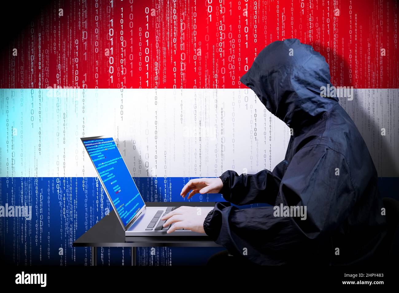 Anonymer kapuzter Hacker, Flagge der Niederlande, Binärcode - Cyberangriffskonzept Stockfoto