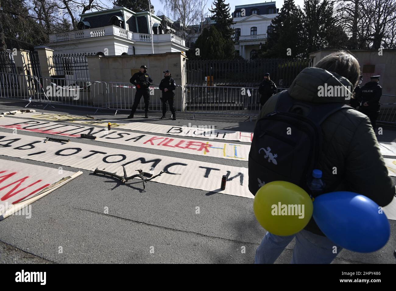 Prag, Tschechische Republik. 24th. Februar 2022. Ein Transparent, das den russischen Präsidenten Wladimir Putin als Mörder identifiziert, wird während einer Demonstration vor dem Gebäude der Botschaft der Russischen Föderation in Prag, Tschechische Republik, am 24. Februar 2022, dem Tag, an dem die russische Armee die Ukraine Angriff, gesehen. Kredit: Michal Krumphanzl/CTK Foto/Alamy Live Nachrichten Stockfoto