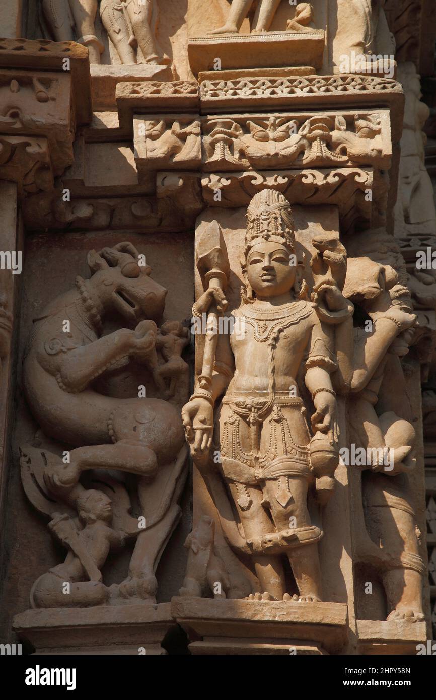 Kunstvolle Steinschnitzerei auf der Außenseite des Adinath Temple, eines der Jain-Tempel in der östlichen Gruppe bei Khajuraho in Madhya Pradesh, Indien Stockfoto