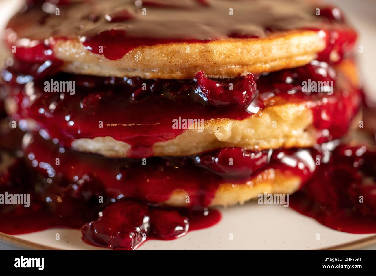 Stapel leckerer Kirschpfannkuchen Stockfoto