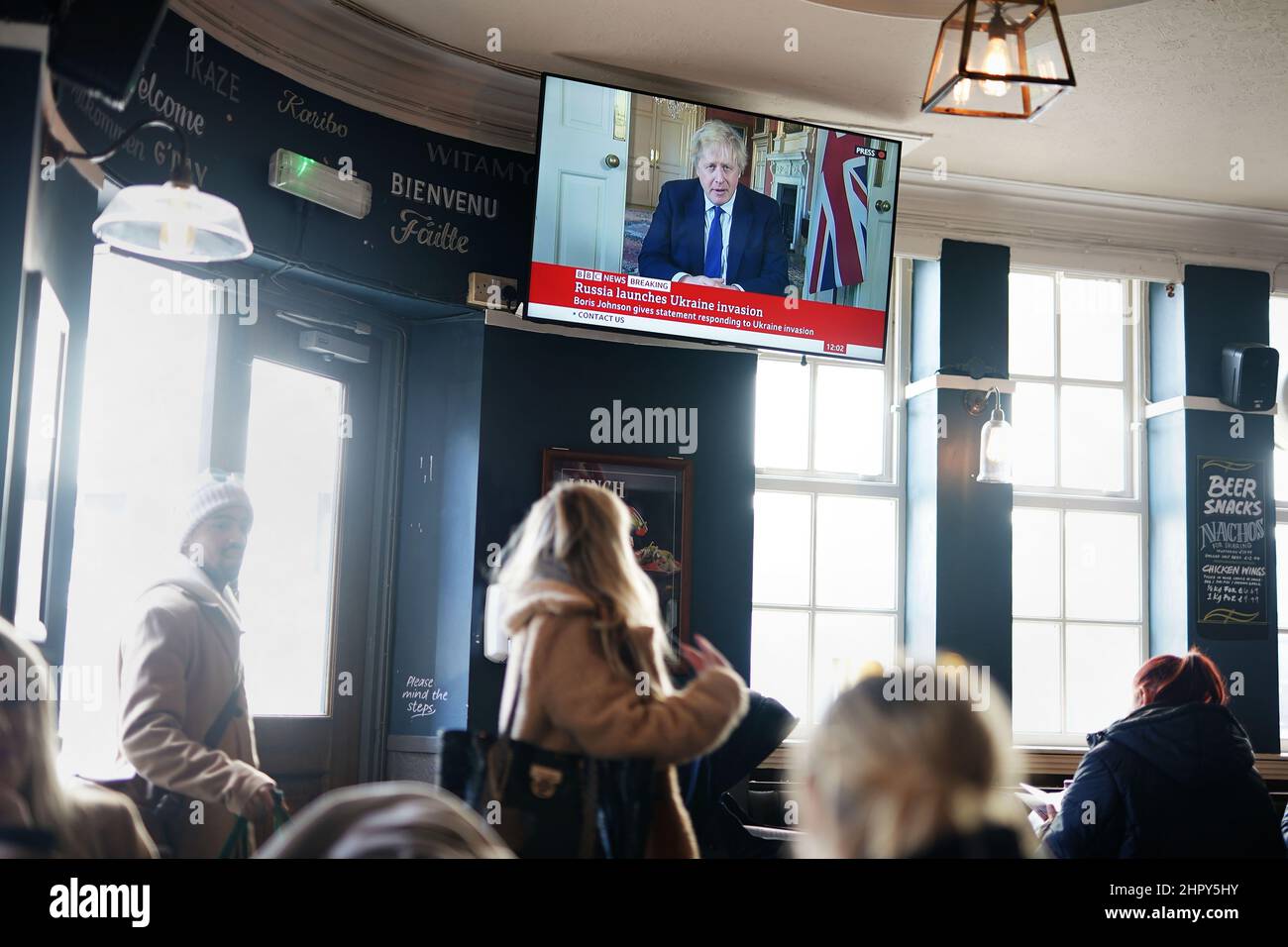 Die Menschen in einem Pub in der Nähe von Euston in London beobachten, wie Premierminister Boris Johnson nach der russischen Invasion in der Ukraine eine Rede an das Land halten wird. Bilddatum: Donnerstag, 24. Februar 2022. Stockfoto