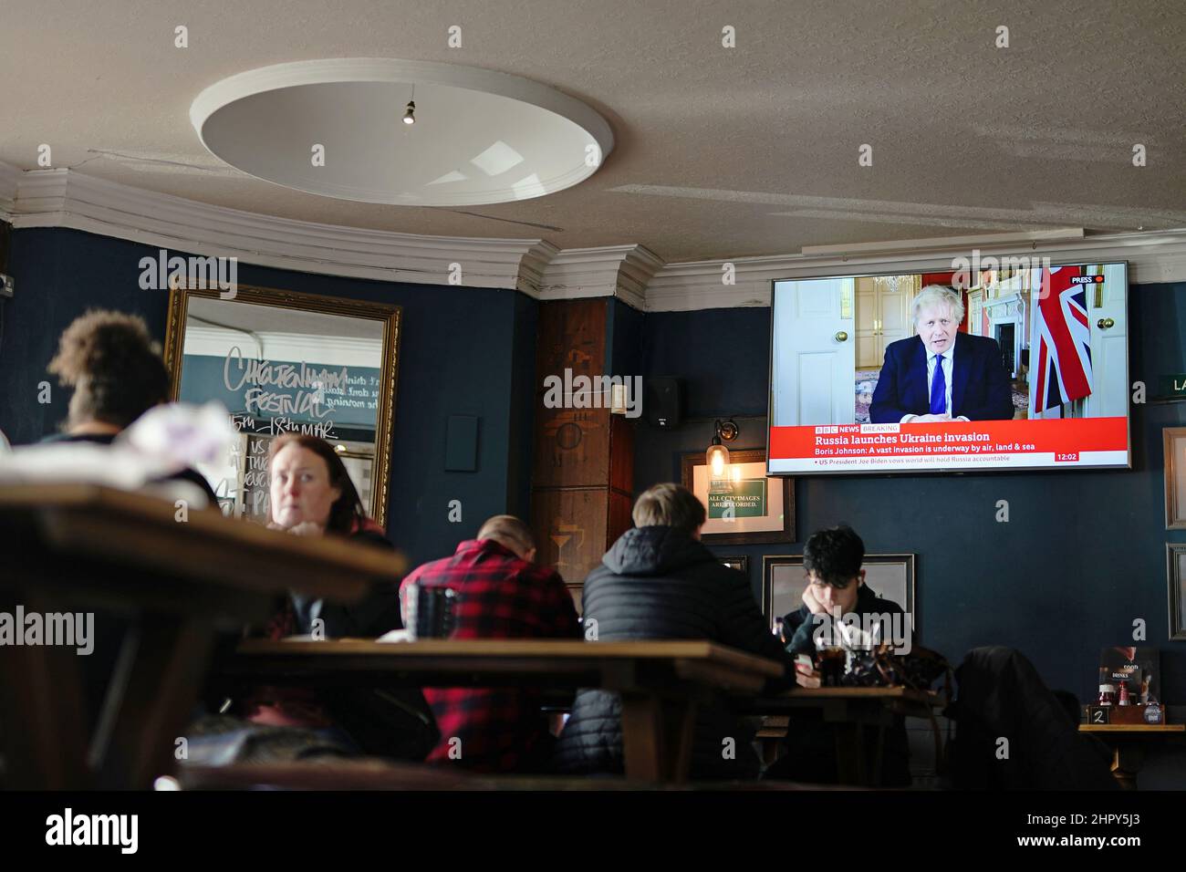 Die Menschen in einem Pub in der Nähe von Euston in London beobachten, wie Premierminister Boris Johnson nach der russischen Invasion in der Ukraine eine Rede an das Land halten wird. Bilddatum: Donnerstag, 24. Februar 2022. Stockfoto