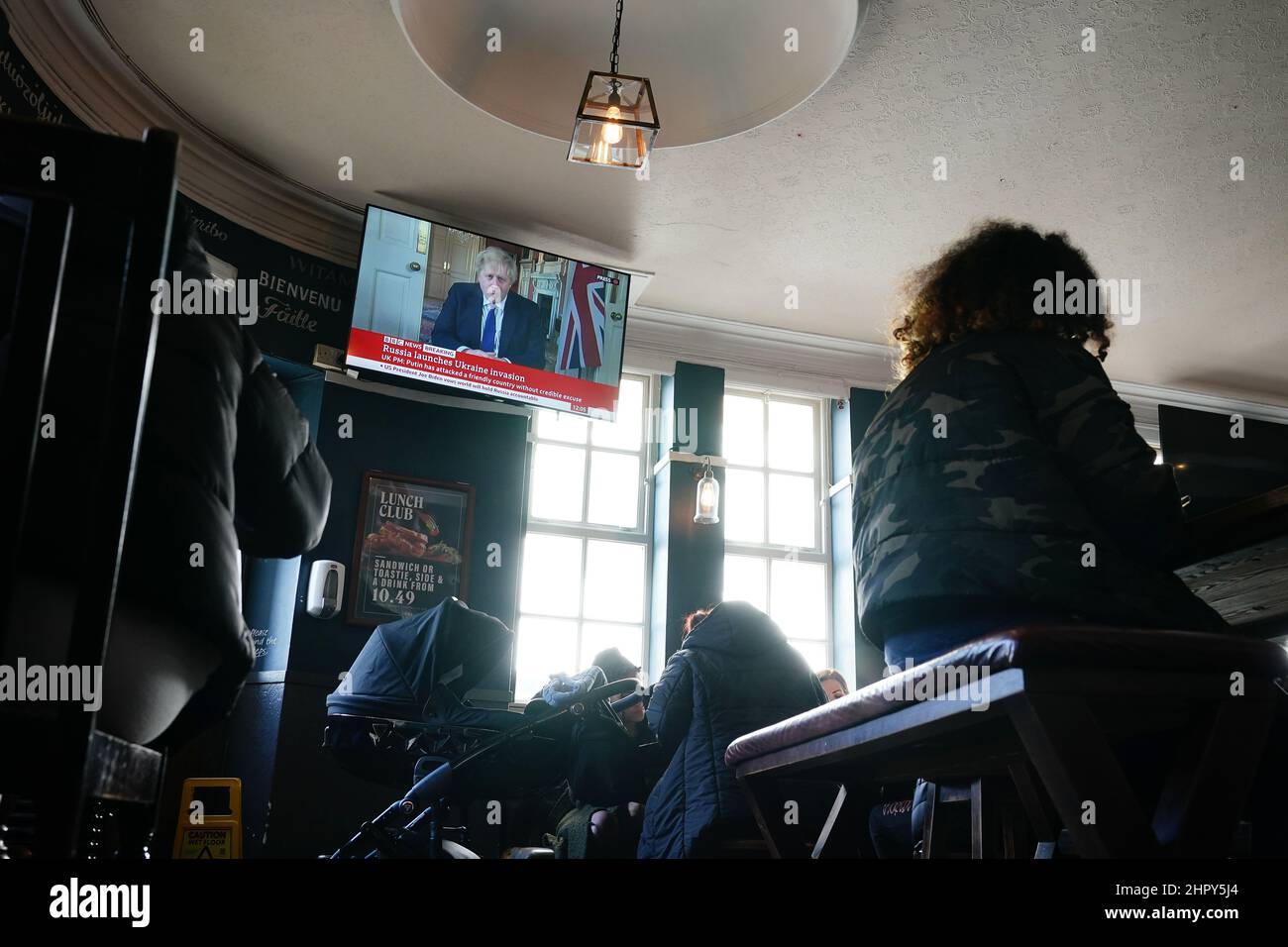 Die Menschen in einem Pub in der Nähe von Euston in London beobachten, wie Premierminister Boris Johnson nach der russischen Invasion in der Ukraine eine Rede an das Land halten wird. Bilddatum: Donnerstag, 24. Februar 2022. Stockfoto