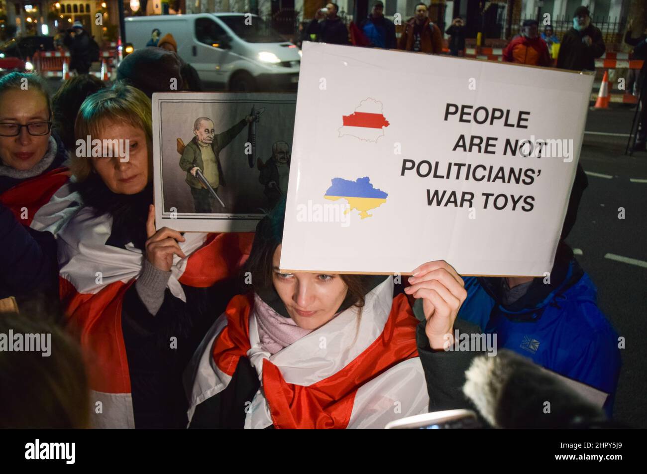 London, Großbritannien. 23rd. Februar 2022. Demonstranten versammelten sich vor der russischen Botschaft in London, um gegen die russische Invasion in der Ukraine zu protestieren. Stockfoto