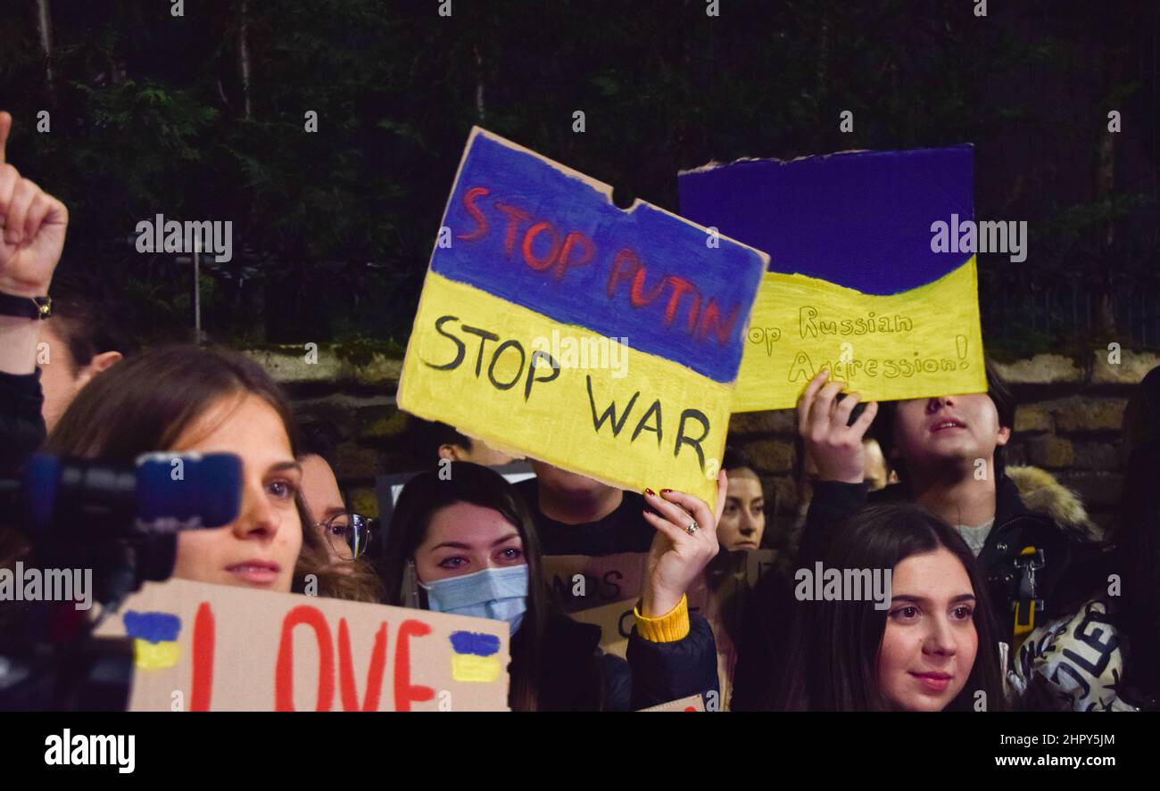 London, Großbritannien. 23rd. Februar 2022. Demonstranten versammelten sich vor der russischen Botschaft in London, um gegen die russische Invasion in der Ukraine zu protestieren. Stockfoto