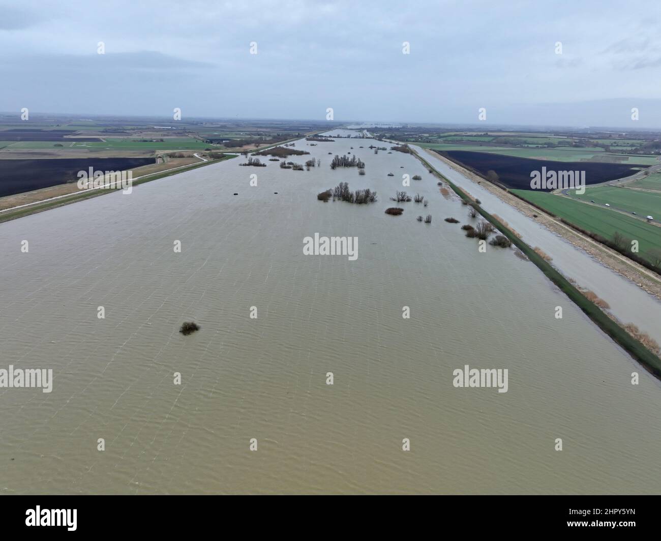 Sutton Gault, Großbritannien. 22nd. Februar 2022. Die Pegel des Flusses Great Ouse in Sutton Gault, Cambridgeshire, sind immer noch sehr hoch und haben zur Schließung der Straße wegen Überschwemmungen am 22. Februar 2022 geführt.Quelle: Paul Marriott/Alamy Live News Stockfoto