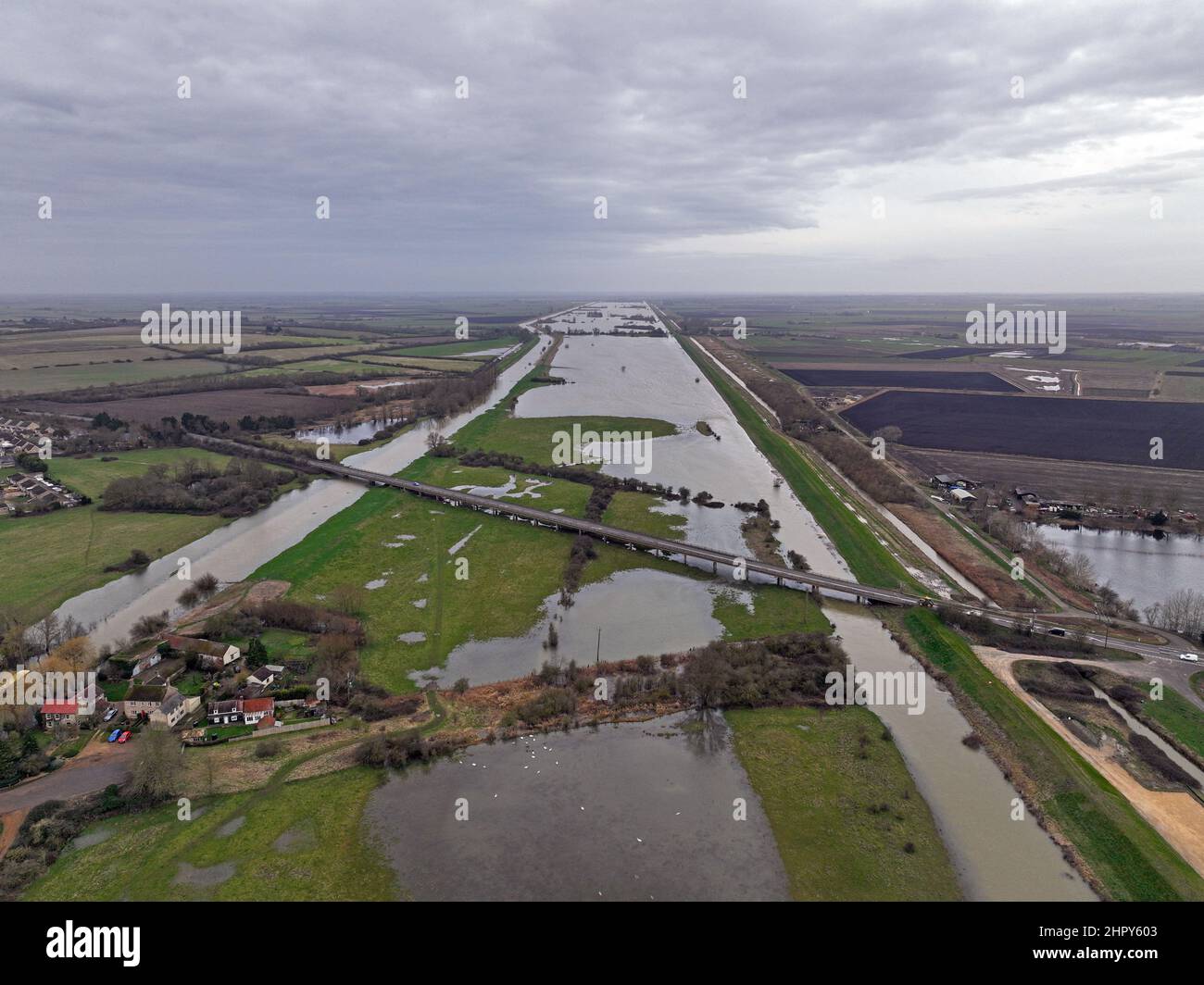 Sutton Gault, Großbritannien. 22nd. Februar 2022. Die Pegel des Flusses Great Ouse in der Nähe von Sutton Gault, Cambridgeshire, sind immer noch sehr hoch und könnten am 22. Februar 2022 aufgrund von Überschwemmungen zur Schließung der Straße führen.Quelle: Paul Marriott/Alamy Live News Stockfoto