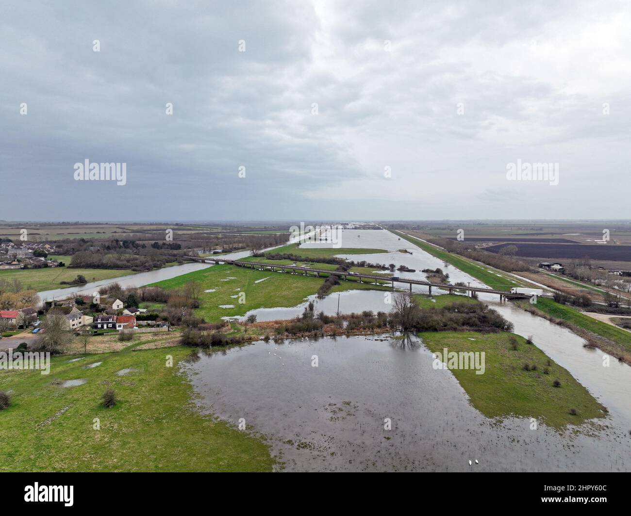 Sutton Gault, Großbritannien. 22nd. Februar 2022. Die Pegel des Flusses Great Ouse in der Nähe von Sutton Gault, Cambridgeshire, sind immer noch sehr hoch und könnten am 22. Februar 2022 aufgrund von Überschwemmungen zur Schließung der Straße führen.Quelle: Paul Marriott/Alamy Live News Stockfoto
