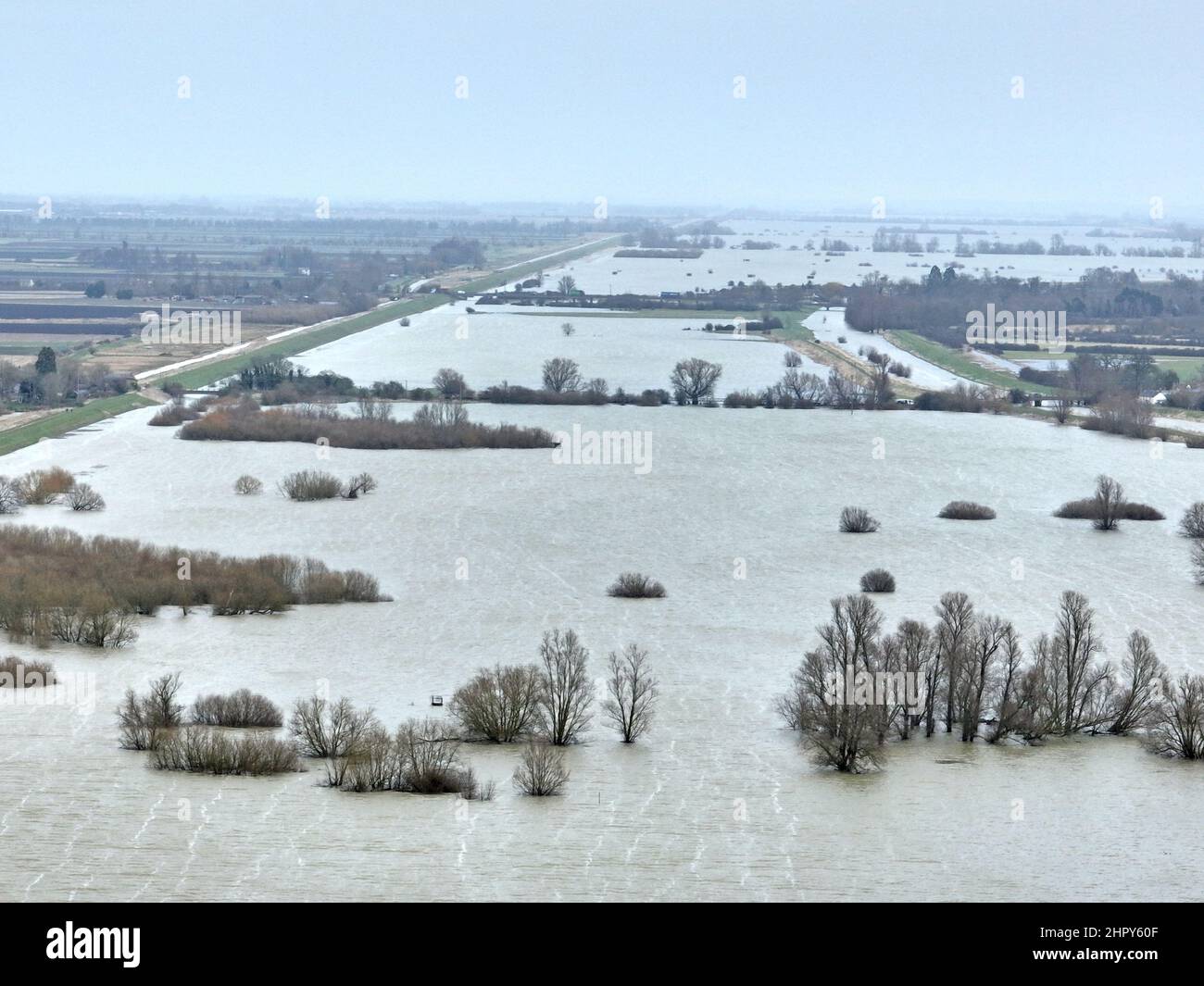 Sutton Gault, Großbritannien. 22nd. Februar 2022. Die Pegel des Flusses Great Ouse in Sutton Gault, Cambridgeshire, sind immer noch sehr hoch und haben zur Schließung der Straße wegen Überschwemmungen am 22. Februar 2022 geführt.Quelle: Paul Marriott/Alamy Live News Stockfoto