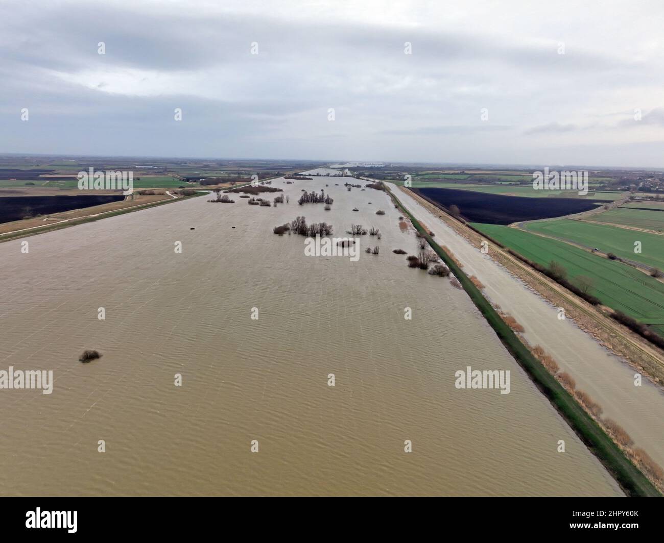 Sutton Gault, Großbritannien. 22nd. Februar 2022. Die Pegel des Flusses Great Ouse in Sutton Gault, Cambridgeshire, sind immer noch sehr hoch und haben zur Schließung der Straße wegen Überschwemmungen am 22. Februar 2022 geführt.Quelle: Paul Marriott/Alamy Live News Stockfoto