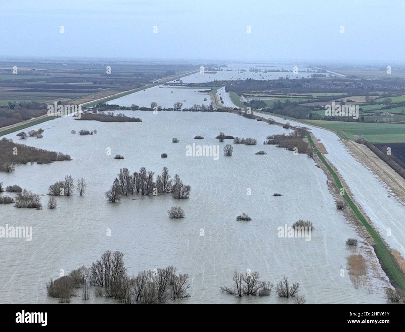 Sutton Gault, Großbritannien. 22nd. Februar 2022. Die Pegel des Flusses Great Ouse in Sutton Gault, Cambridgeshire, sind immer noch sehr hoch und haben zur Schließung der Straße wegen Überschwemmungen am 22. Februar 2022 geführt.Quelle: Paul Marriott/Alamy Live News Stockfoto