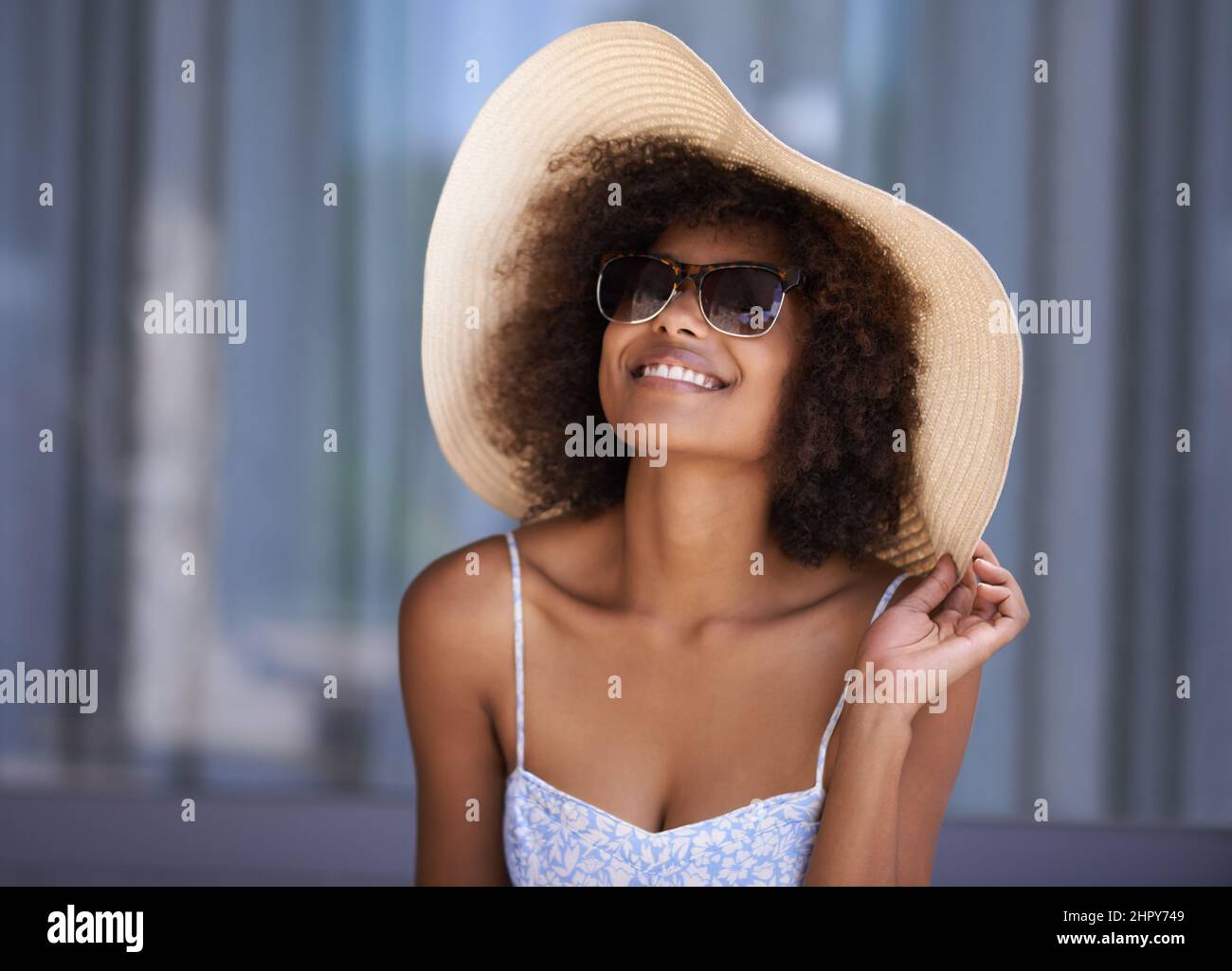 Endlich kann ich diesen Hut tragen. Attraktive ethnische weibliche posiert mit ihrem Sommerhut. Stockfoto