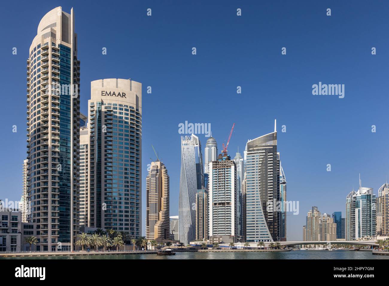 Dubai Marina Viertel in Dubai mit zahlreichen Wohnhochhäusern und Hotels, Vereinigte Arabische Emirate. Stockfoto