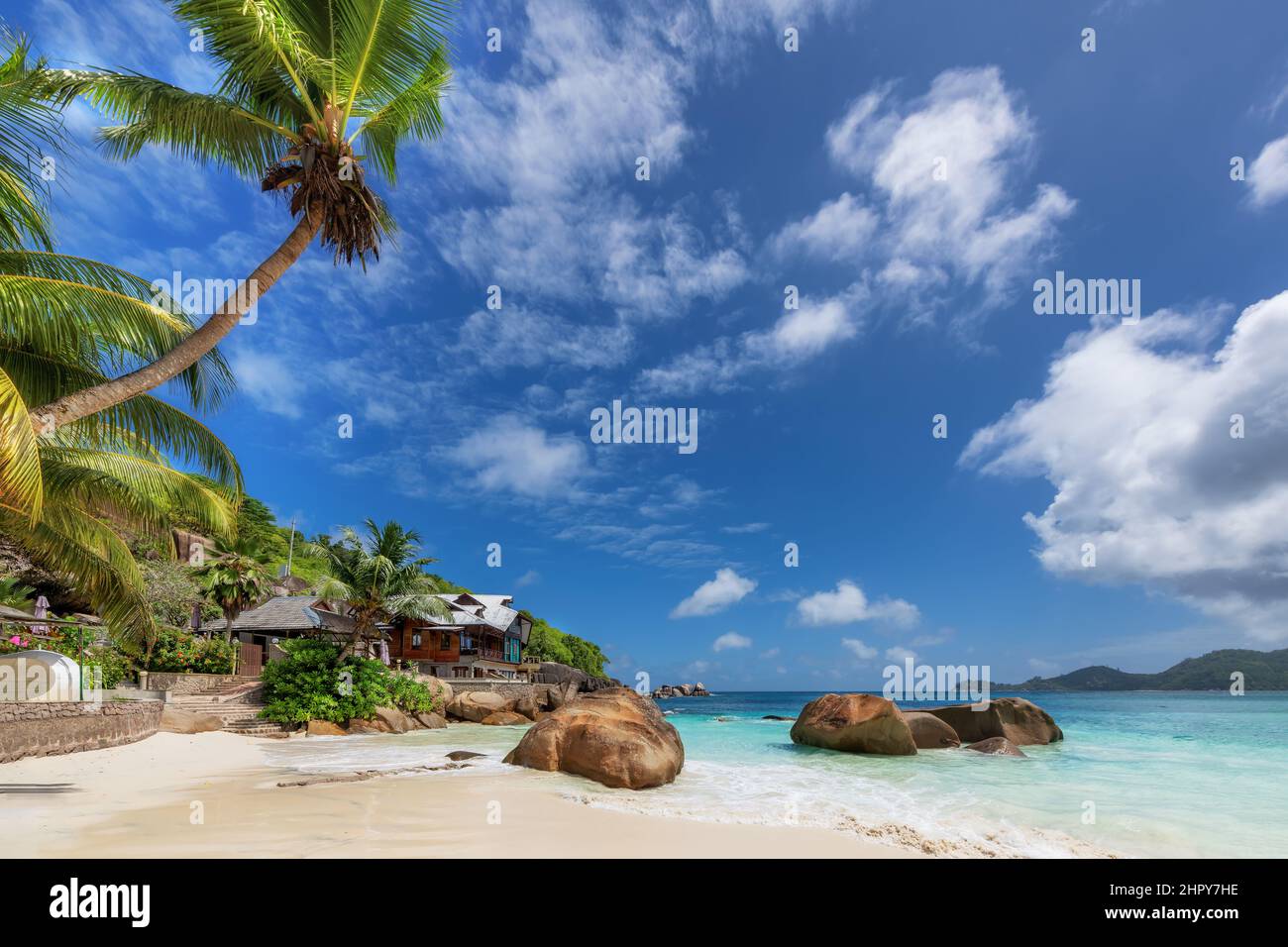 Schöner sonniger Strand auf der exotischen tropischen Insel der Seychellen Stockfoto