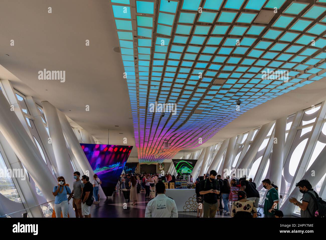 Besucher im Dubai Frame, einer Touristenattraktion und Wahrzeichen im Zabeel Park, mit einer erhöhten Aussichtsplattform, in Dubai, Vereinigte Arabische Emirate. Stockfoto