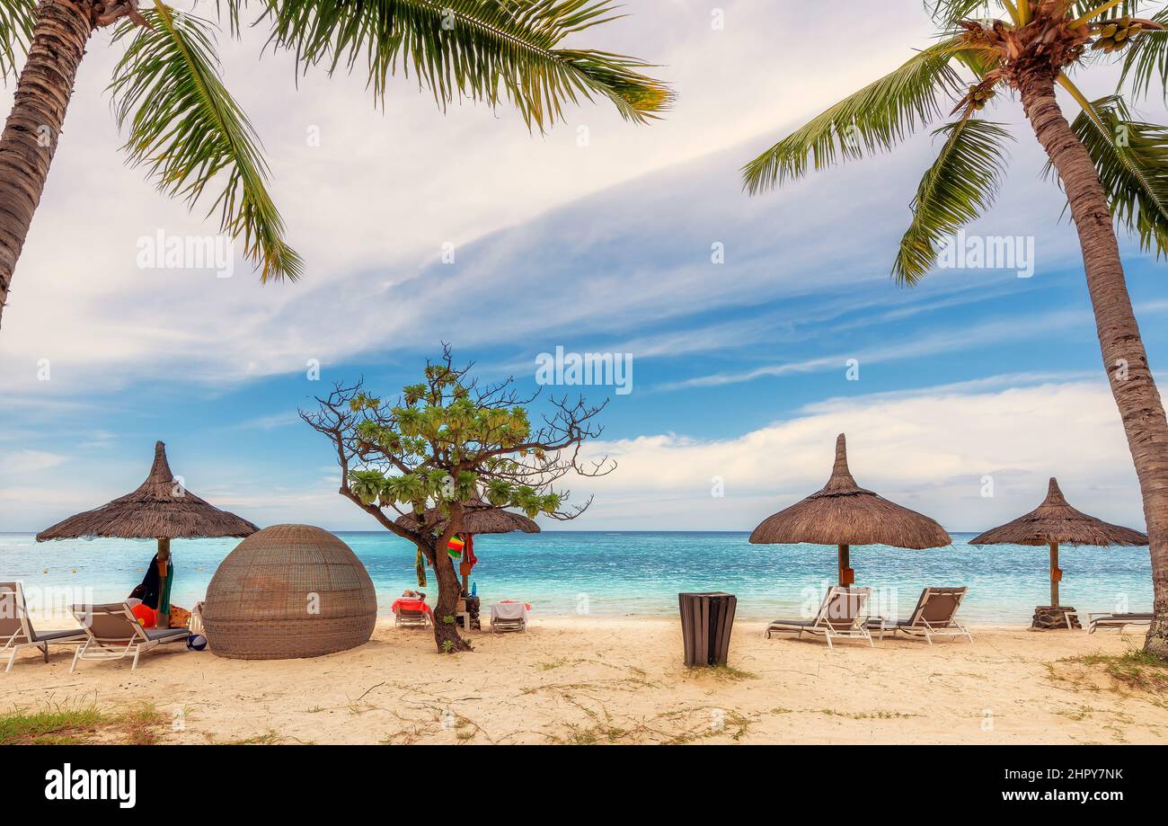 Coco Palmen auf Korallen weißen Sand im Sommerurlaub Strand und tropisches Meer auf Mauritius Insel. Stockfoto