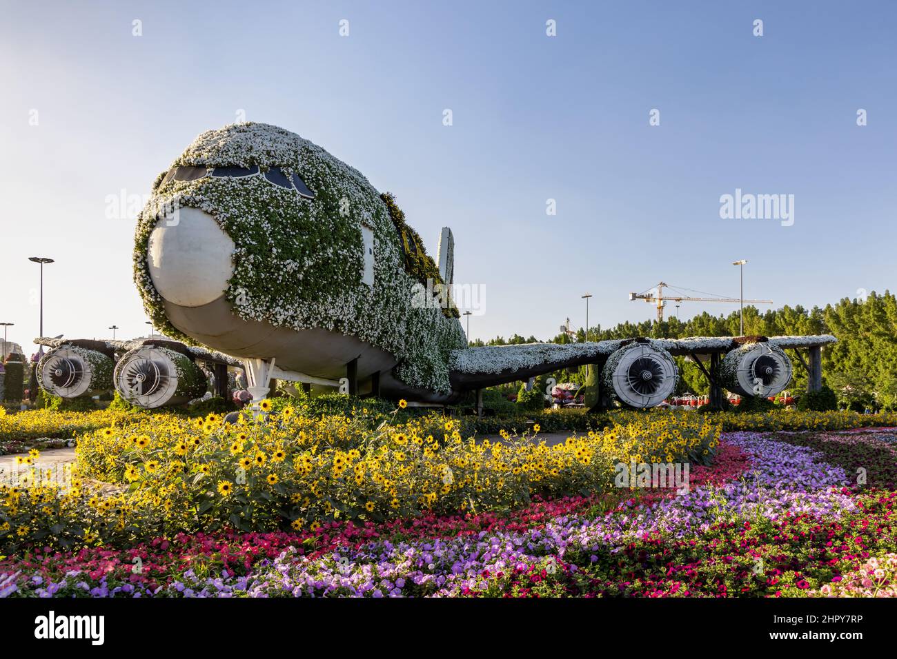 Ein mit Blumen bedeckter Emirates Airbus A380 im Dubai Miracle Garden, Vereinigte Arabische Emirate. Stockfoto