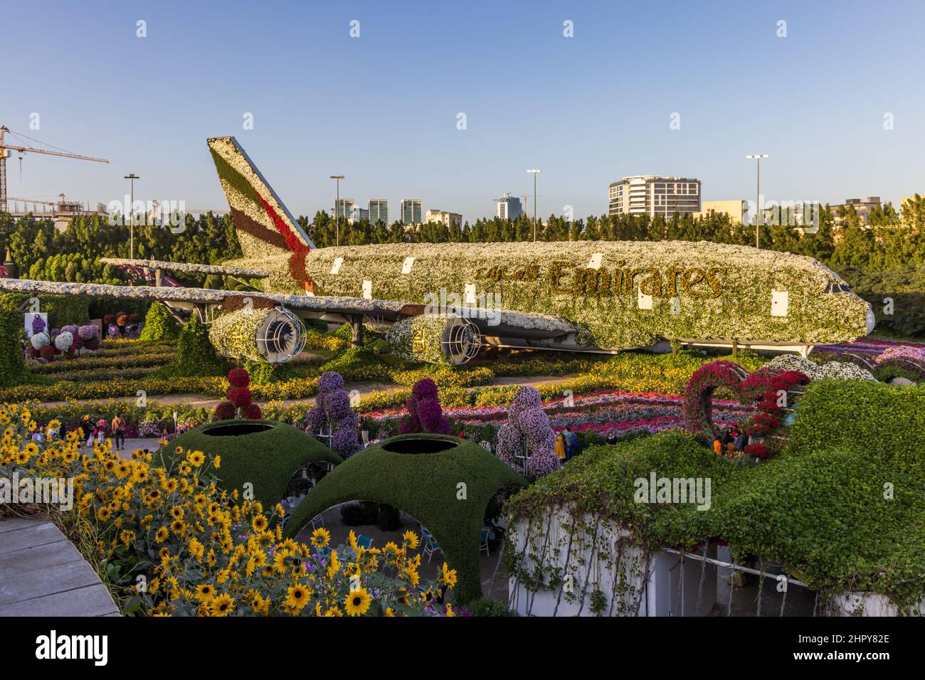 Ein mit Blumen bedeckter Emirates Airbus A380 im Dubai Miracle Garden, Vereinigte Arabische Emirate. Stockfoto