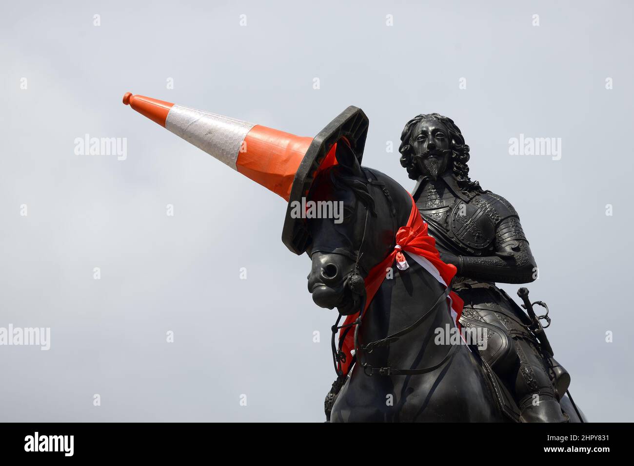 London, England, Großbritannien. Statue von König Karl I. auf dem Trafalgar Square, mit zusätzlichem Verkehrskegel Stockfoto