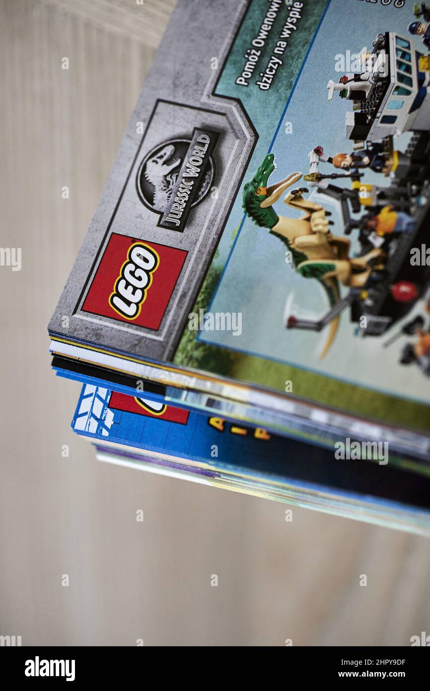 Vertikale Aufnahme einer Lego-Broschüre mit Dinosauriersets der Jurassic World auf dem Tisch Stockfoto