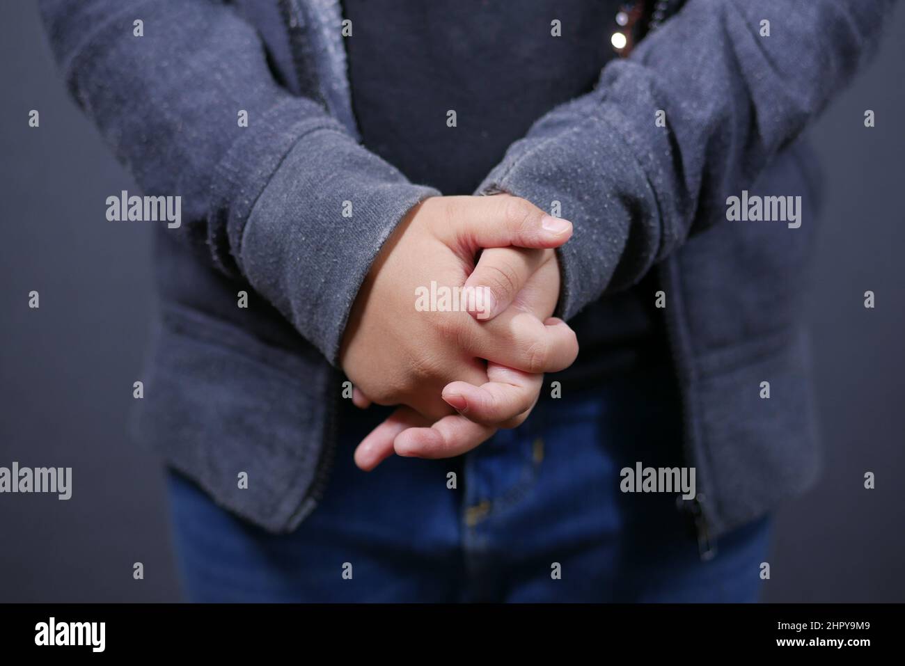Nahaufnahme der nervösen Kinderhand auf Schwarz Stockfoto