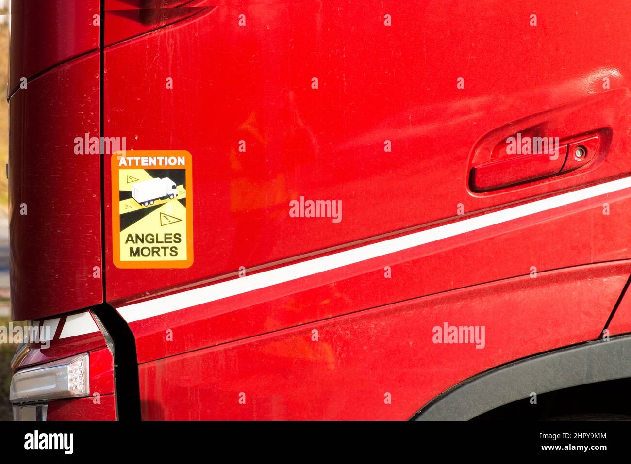 Roznov Tschechische Rep Feb 18. 2022 Achtung Winkel Morts LKW Aufkleber blinde Flecken obligatorisch auf einer roten LKW-Tür. Stockfoto
