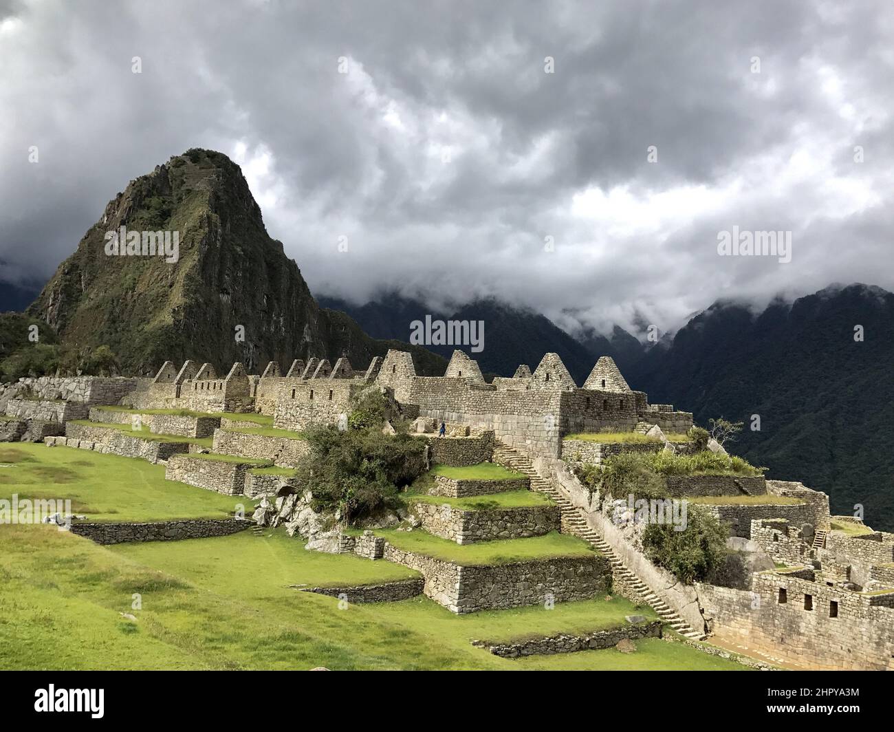 Schöner Blick auf Machu Picchu in Peru, Südamerika unter dem wolkigen Himmel Stockfoto