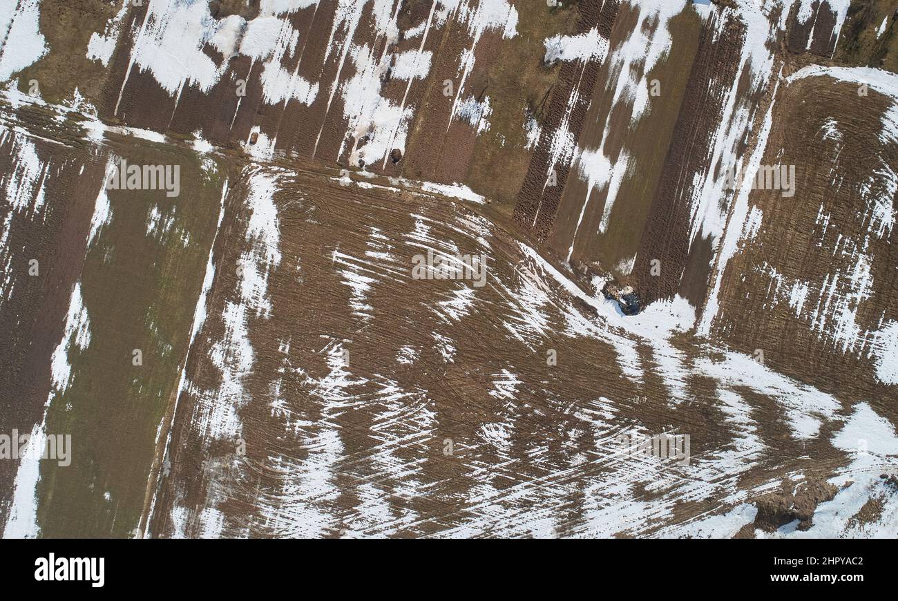 Abstraktes Winterfeld mit Schneeantenne über Drohne Draufsicht Stockfoto