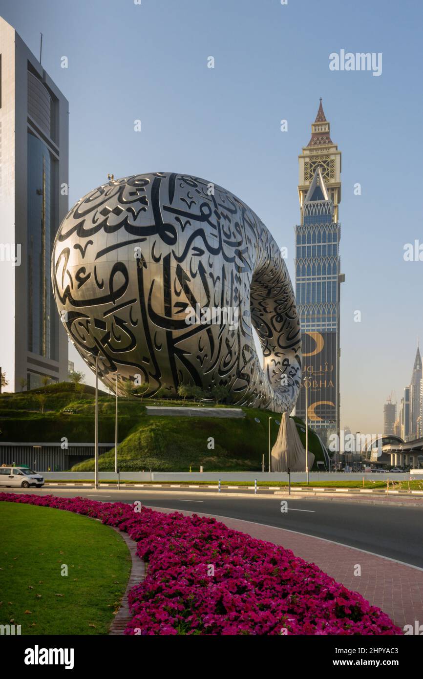 Wahrzeichen Gebäude entlang der Sheikh Zayed Road, dem futuristischen Museum der Zukunft in Dubai, Vereinigte Arabische Emirate (VAE). Stockfoto