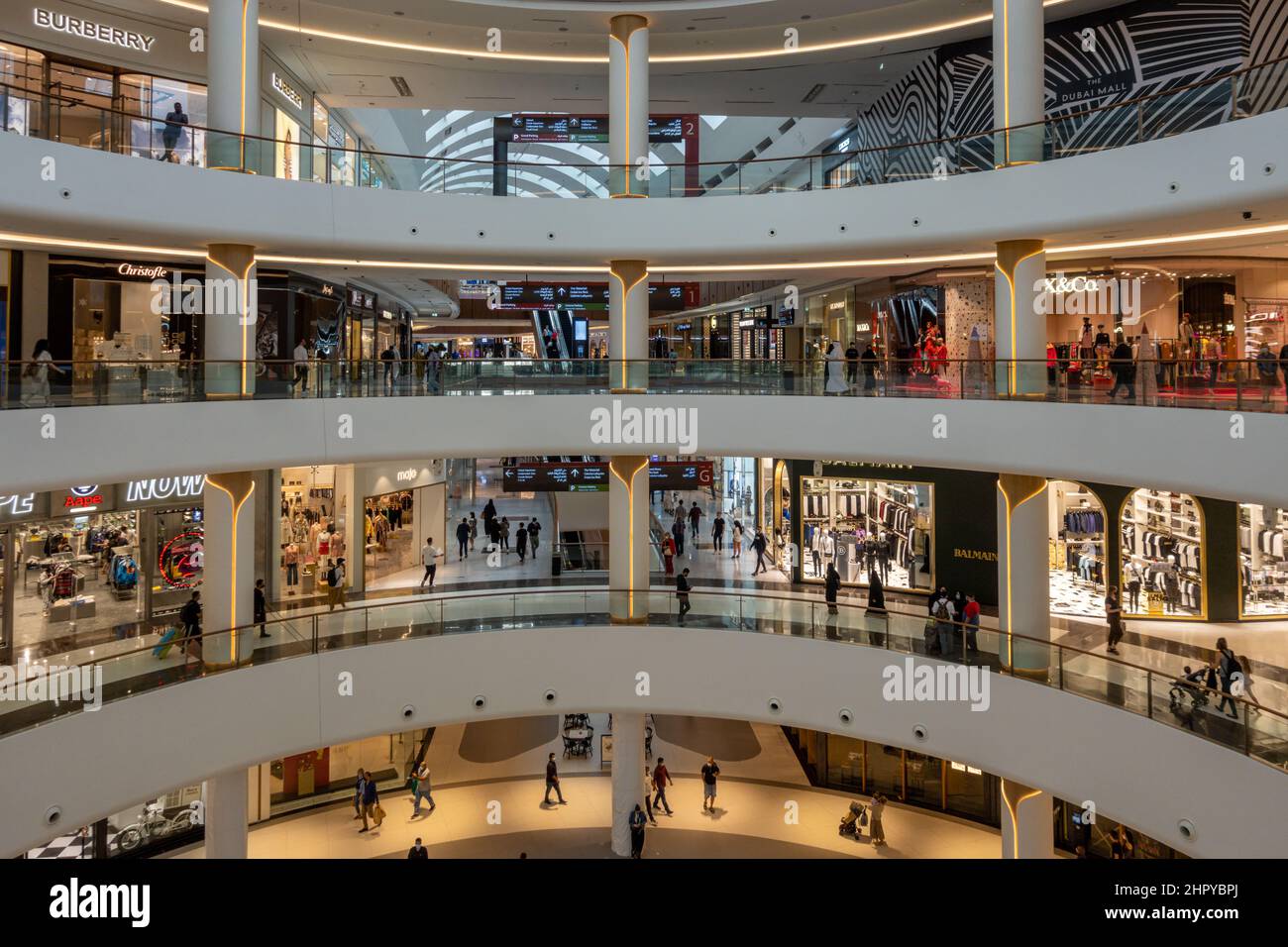 Das Innere der Dubai Mall, dem größten Einkaufszentrum der Welt, mit hochwertigen Geschäften und Geschäften mit Luxusmarken, Dubai, VAE Stockfoto