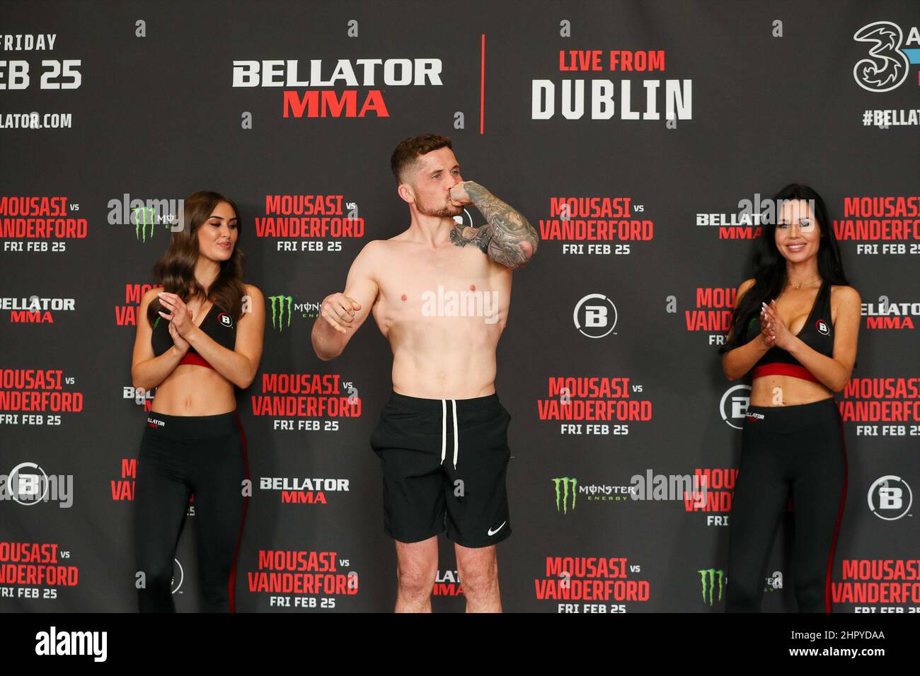 Dublin, Irland. 24th. Februar 2022. Brian Moore, ein Bantamweight-Kämpfer, wiegt bei 135,4 Credits: Dan Cooke/Alamy Live News Stockfoto